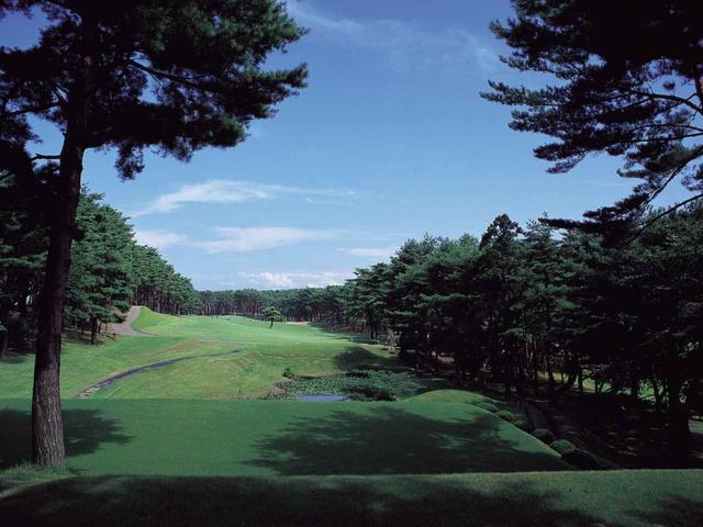 画像: 2番/415ヤード/パー4 弥彦山を望む建設地は、かつて長岡藩の支藩・三根山藩の調練場で、ほぼ平地に近い丘陵地。33年10月に6ホールで仮オープン、9ホールの完成は翌春だった