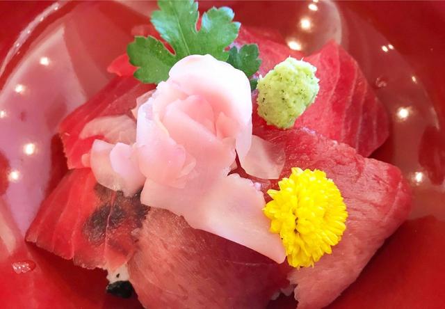 画像: コースの近くに沼津漁港があり、鉄火丼(1800円)は名物料理のひとつ。写真は、軽めに食べたいときにうれしいハーフサイズ