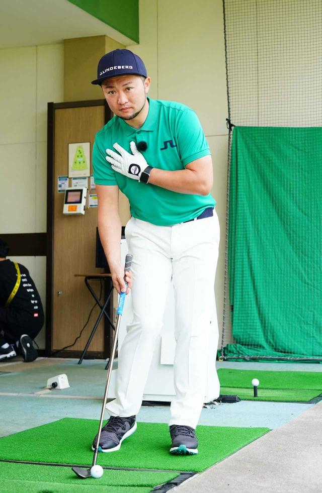 画像: 「バックスピンで戻すには、右手を走らせることが大切。左手リードだとフェースが立ち、スピンが掛かりにくいので右手リードで打ちましょう。フォローでシャフトを立たせように振れば、ヘッドが走ってしっかりスピンが掛かります」