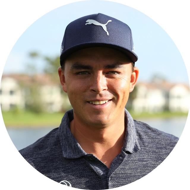 画像: リッキー・ファウラー 右手の人差し指をトリガーのように握ることで、人差し指の腹とフェースがリンクして押し込んでいける