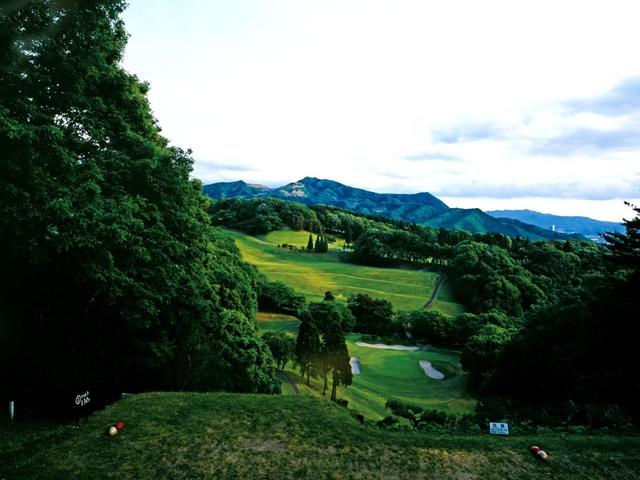 画像: 2番ホール/207㍎/パー3 50メートル打ち下ろしの、名物ホール。景観にのまれ左引っかけ、右押し出し注意
