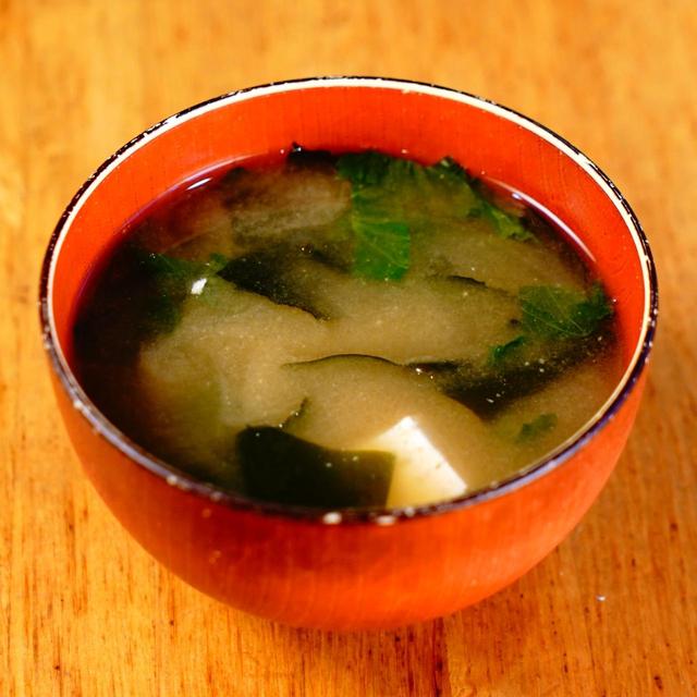 画像: 和食の教科書に載りそうな王道間溢れる味噌汁。具はネギ・わかめ・豆腐。これまた常連から支持率高し