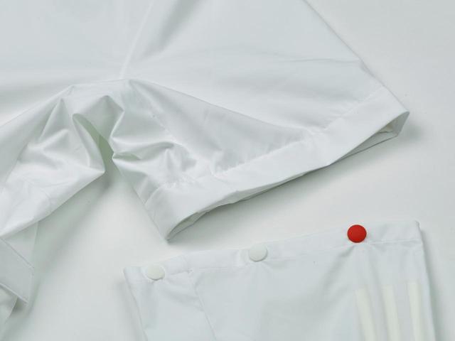 画像: スナップボタンで半袖にでき、長いシーズン着用できる