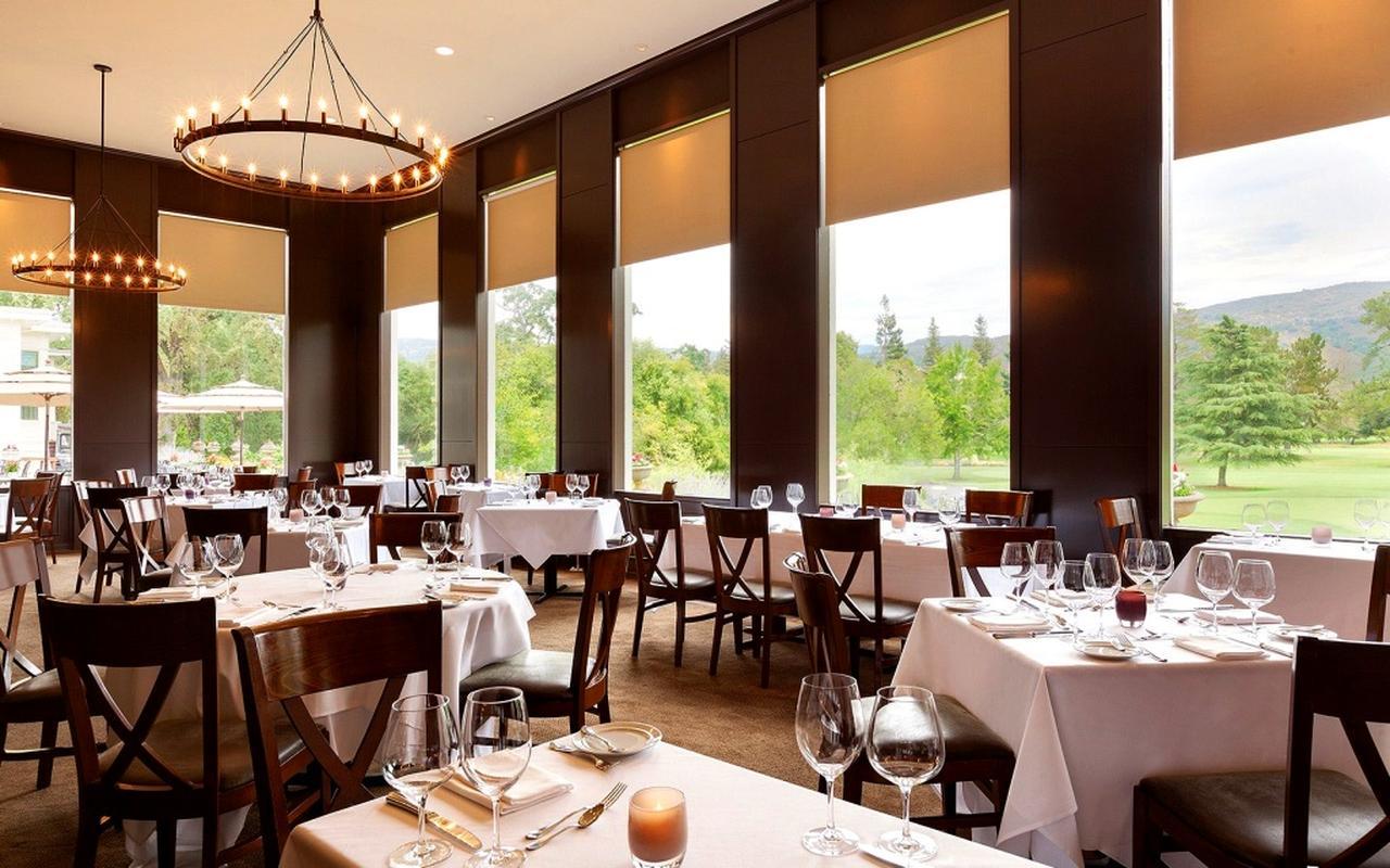 画像: 目の前がコースのダイニング