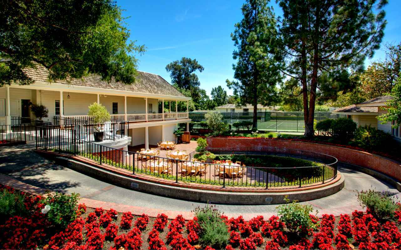 画像: ウェディング施設もある中庭