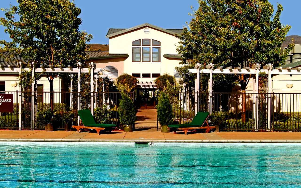 画像: シルバラードのプールとクラブハウス