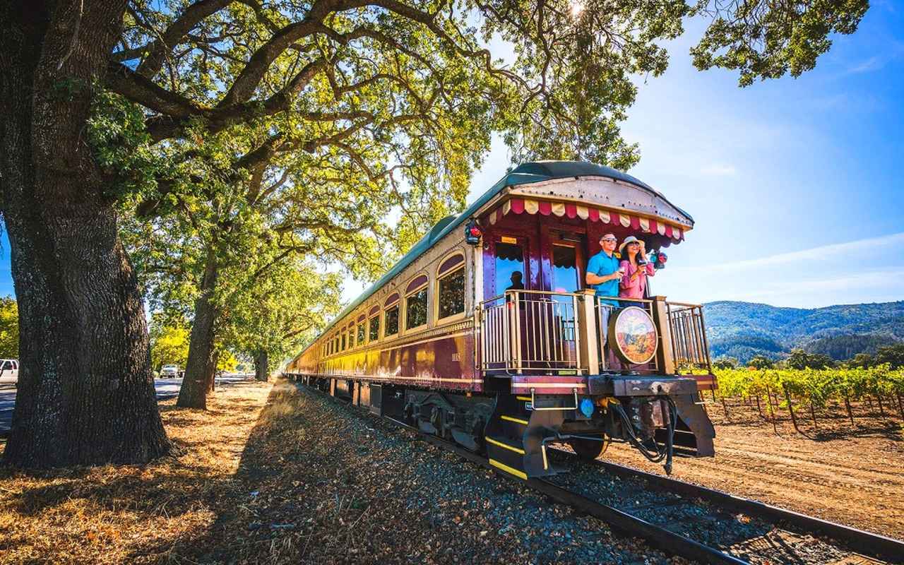 画像: シルバラードトレイルの中を走るヴィンテージ鉄道