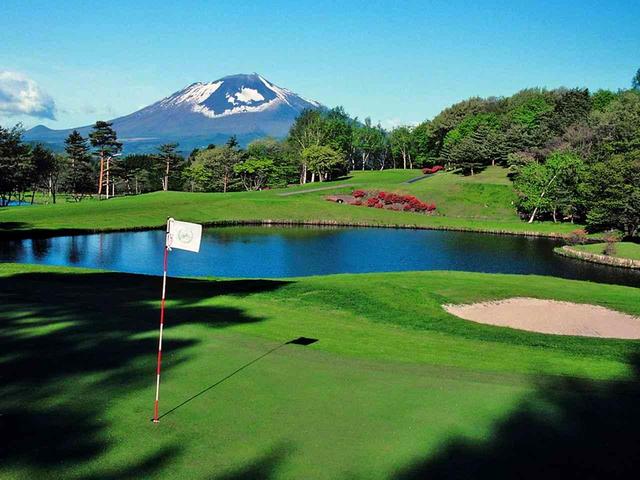 画像: 8番ホール/200㍎/パー3(岩手山)池越えとグリーン手前のバンカーに注意。やや大きめに攻めよう