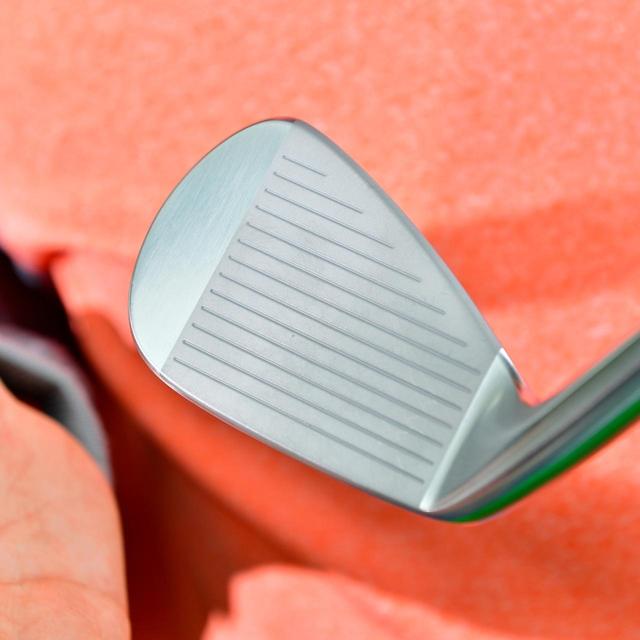 画像: カドがない卵型で、ボールを包み込んでつかまるイメージに