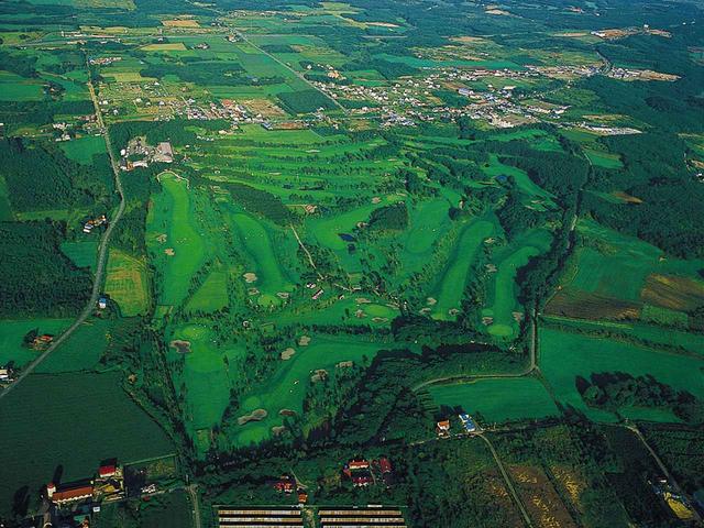 画像: 高度1000㍍からコースを鳥瞰。各ホールのレイアウト。敷地内右側から3つ目のホールが、勝負どころの17番、左ドッグレッグのパー5