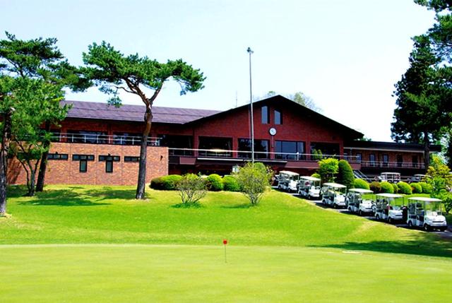 画像: 富士小山GCのクラブハウス レンガ色の瀟洒なハウス