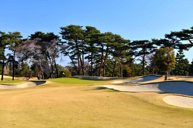 画像1: 東コース2番ホール/381㍎/パー4 フェアウェイの左右、グリーン手前にも深いバンカーが連なる(改造後)