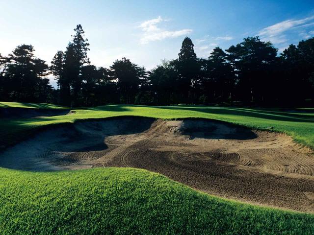 画像: 12番ホール/195㍎/パー3 池越えのショートホール。グリーンはバンカーに囲まれている。距離を誤らなければグリーンオンはしやすい