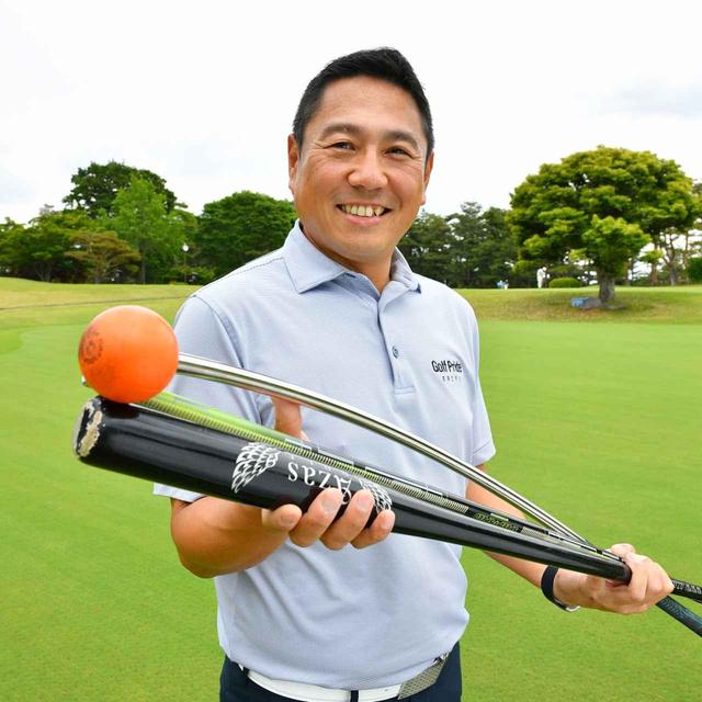 画像: 素振り練習器具マニアという大久保さん。キャディバッグにはいろいろな素振りグッズが入っている