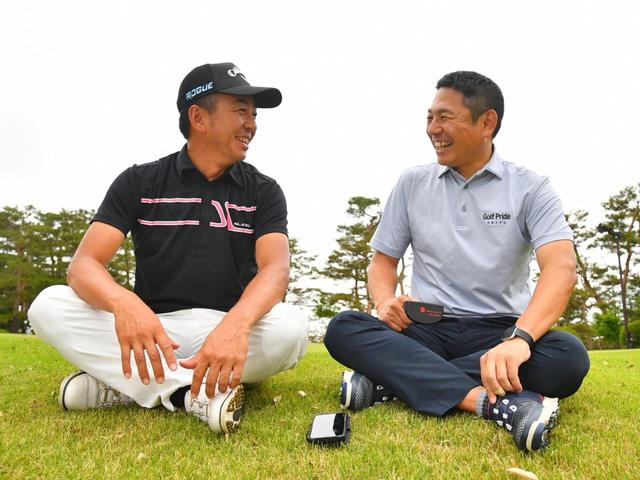 画像: 左がヘッドプロの齊藤拓也プロ。「もともとショットの技術は高いものを持っていたんです。それを生かすためにも、マネジメントが大事だという話はしました。彼の実力で勝ち取ったクラブチャンピオンですよ」(齊藤)