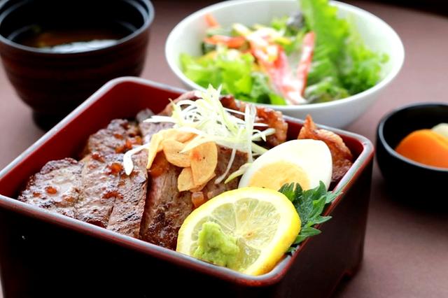 画像: 週替わりの料理長おすすめランチも人気。「サーロインステーキ重」(2000円)