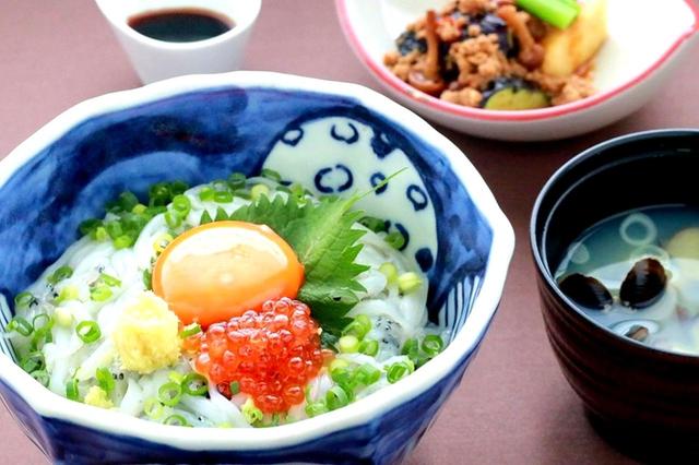 画像: 週替わりの料理長おすすめランチも人気。「霞ケ浦産 白魚丼としじみ汁」(1500円)