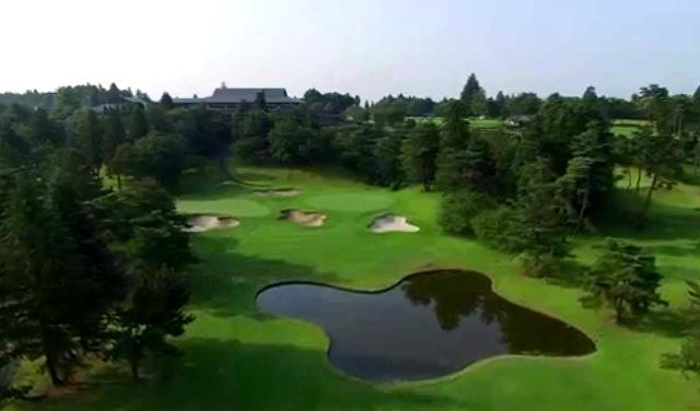 画像: 東コース18番(364Y・P4)セカンドが池越え。右がオールド、左がニューグリーン