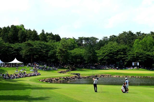 画像1: 西コース17番(481Y・P4)セカンドは池越え、ティショットがラフに入るとプロでもレイアップ