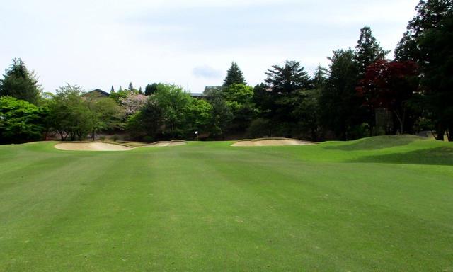 画像: 東コース9番(420Y・P4)右ドッグレッグのパー4。グリーン周りには4つのバンカー