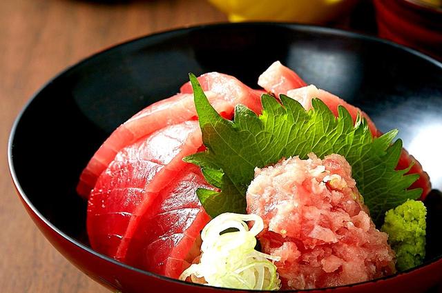 画像: ねぎとろ鉄火丼(1600円)