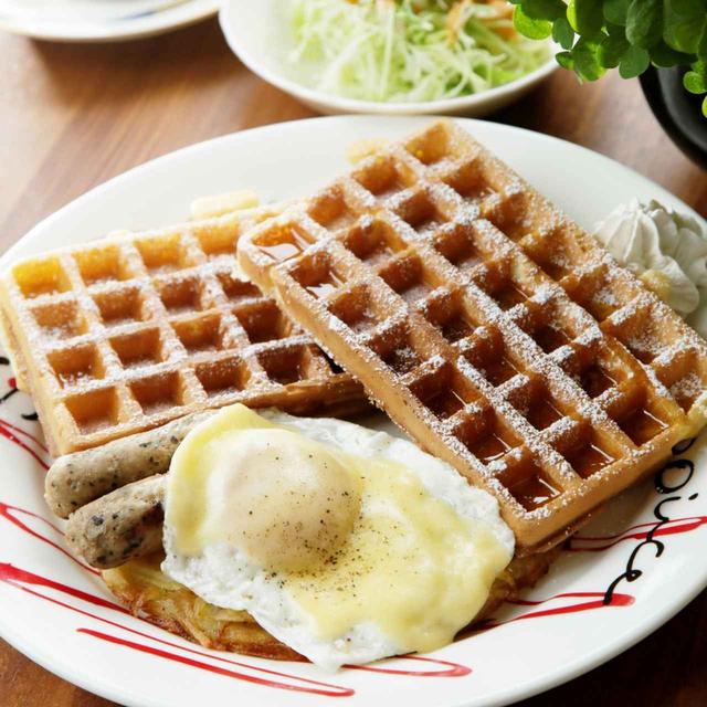 画像: ロースティは、ジャガイモの上に目玉焼き、チーズ、ソーセージが乗ったスイスの伝統料理