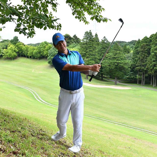 画像8: 【傾斜地アイアン】夏ゴルフ、つま先上がりの斜面ラフに止まった。かなりの急傾斜から上手く打つには…。(後編)
