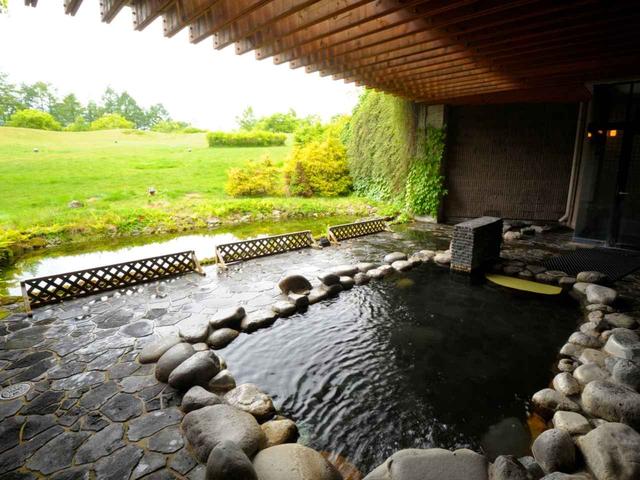 画像: 敷地内には天然温泉露天風呂