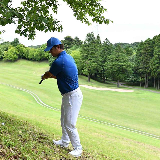 画像6: 【傾斜地アイアン】夏ゴルフ、つま先上がりの斜面ラフに止まった。かなりの急傾斜から上手く打つには…。(後編)