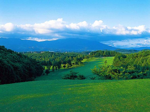 画像: 16番ホール/374㍎/パー4 16番ティはコース内での最高地点。磐梯山に向かって豪快に打っていく、フェアウェイは広い