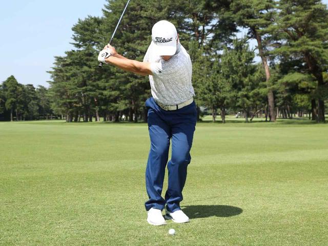 画像3: 【アプローチ】「ゆるまず振るってこういうこと」。今野康晴プロの3打目勝負ウェッジレッスン