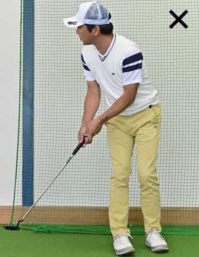 画像: パットな苦手な人はテークバックでヘッドを追いかけてしまいがち。これでは結果的にストロークが乱れてしまいます