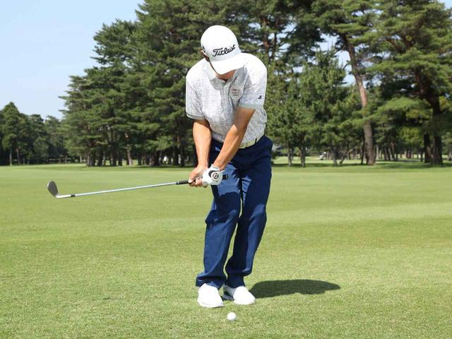 画像4: 【アプローチ】「ゆるまず振るってこういうこと」。今野康晴プロの3打目勝負ウェッジレッスン