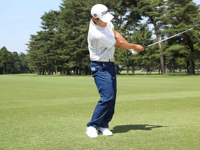 画像6: 【アプローチ】「ゆるまず振るってこういうこと」。今野康晴プロの3打目勝負ウェッジレッスン