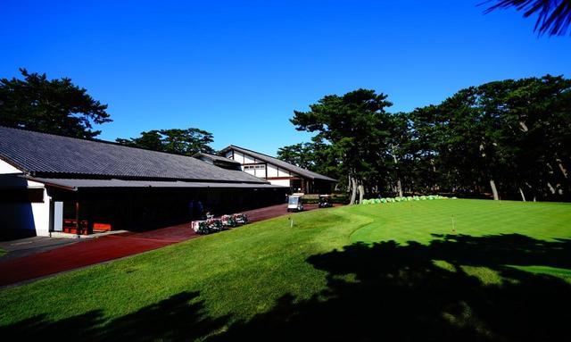 画像: 大洗GC クラブハウスと練習グリーン