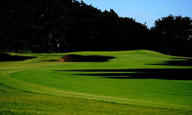 画像: 大洗GC 10番(530Y・P5)インのスタートホール、セカンド地点からフェアウェイが蛇行、グリーン左には2つのバンカー