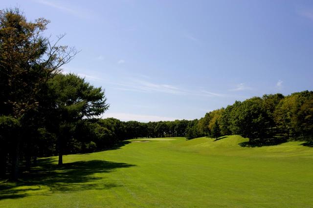 画像: 8番ホール/439㍎/パー4 距離の長い2打目はグリーン左手前のバンカーを避け、花道から攻めていきたい