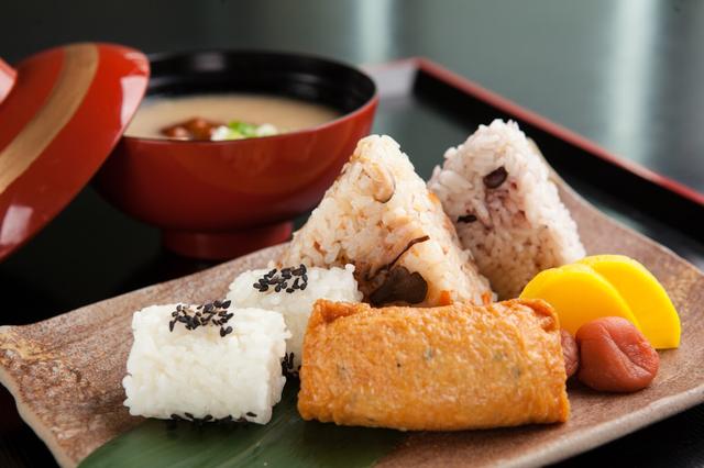 画像: 朝食ではおにぎりやお味噌汁もあるのが嬉しい