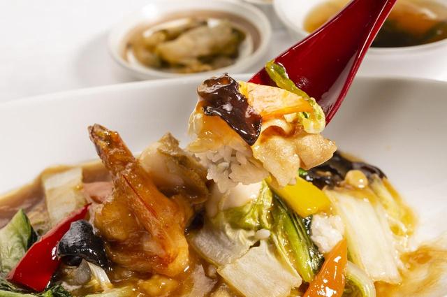 画像: 入間カントリー倶楽部の中華丼(1300円)
