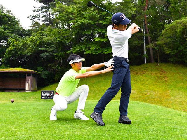画像: 左に振り抜く