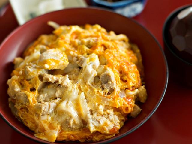 画像: 北の杜カントリークラブの中村農場頬落鶏と八ヶ岳玉子の親子丼(プレー代+430円)