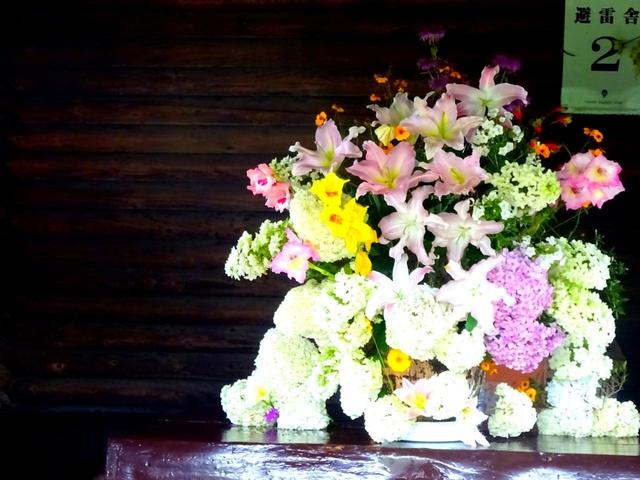画像: 途中の小屋には生花が飾られているなど、細部までおもてなしに抜かりなし