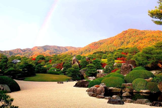 画像: 11月、紅葉した庭園