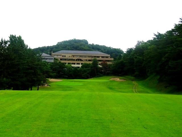 画像: 西9番ホール(555Y・P5)距離があってフェアウェイに段差がある