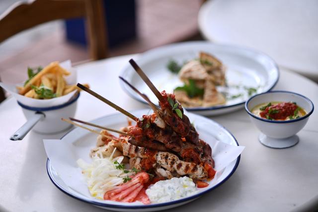 画像: ギリシャの伝統料理「スブラキ(串焼き)」ぜひ味わいたい逸品。レストラン「Souvlakerie 」