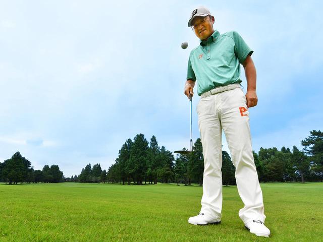 画像: アプローチが怖くなって、一時はSWを握るのが嫌だったという秋葉。今は打ち方と考え方が変わり、SWを操るのが楽しいと言う。「苦手意識を打ち消すためには、向き合わなければ解決しません。できなかったら、時間をかけてでもできるようにすればいいんです」得意ではなかったリフティングも、今は楽しいという