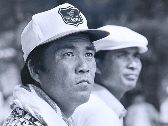 画像: 青木のティショットを見守る安田(手間)と陳清波(奥)