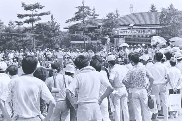 画像: ウイニングボールを拾いあげる青木