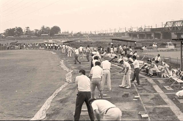 画像: 1952年開場の東京多摩川ゴルフ練習場。スライスで右ネットを越えて川へ打ち込むゴルファーが後をたたず、昔は専門の回収業者も存在した