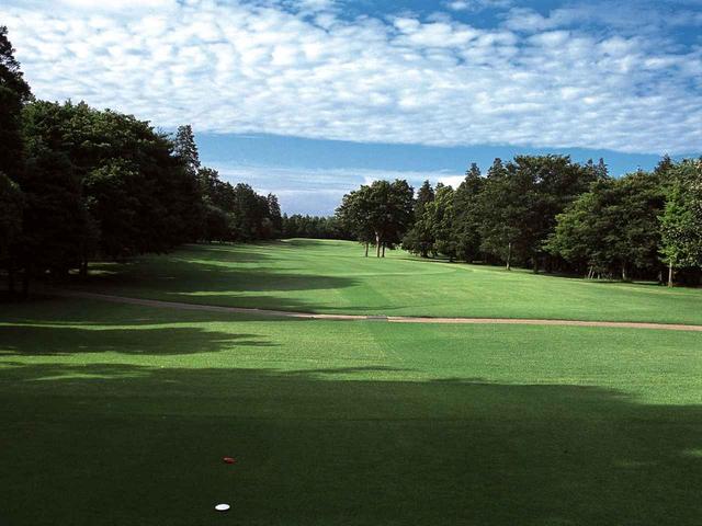 画像: 1番ホール/385㍎/パー4 右OBを避けてフェアウェイ中央に落とし、2打目はベントとコーライグリーンの間を狙う。ベントグリーンは中央から奥に下りの傾斜